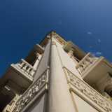 Nell�angolo del palazzo, quasi ad unire i due isolati, � posta una snella colonna a tre quarti. � caratterizzata in basso da uno stemma riportante la data di edificazione, nel mezzo da un collare floreale...